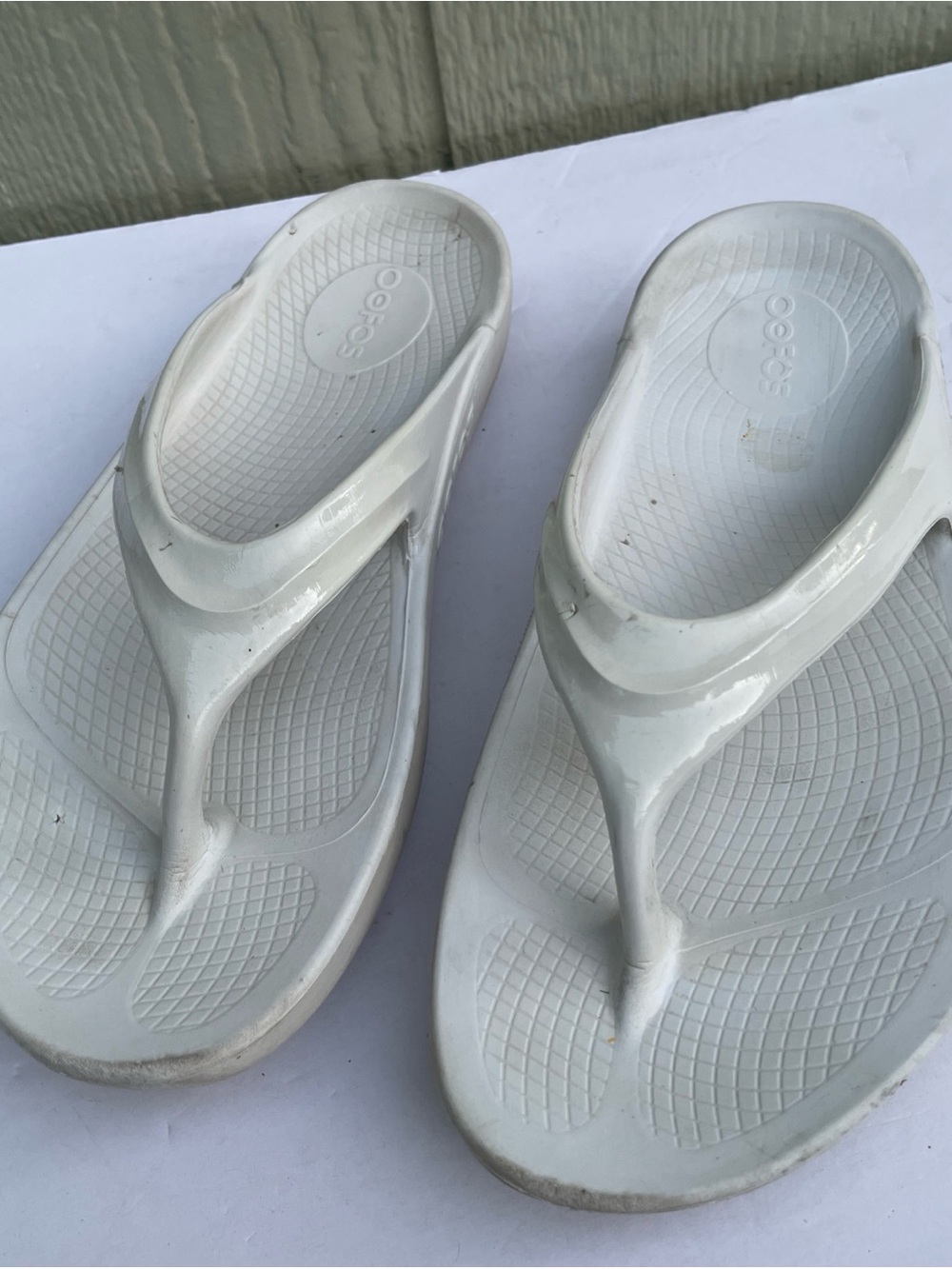 OOFOS Womens size 9 White Recovery Flip Flops Lightweight Comfort